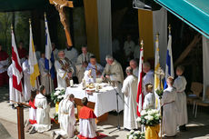 Festgottesdienst zum 1.000 Todestag des Heiligen Heimerads auf dem Hasunger Berg (Foto: Karl-Franz Thiede) Festgottesdienst zum 1.000 Todestag des Heiligen Heimerads auf dem Hasunger Berg (Foto: Karl-Franz Thiede)